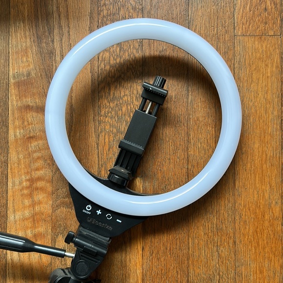 Complete ring light kit with phone mount, tripod, adjustable light levels. - Picture 2 of 6